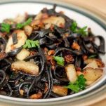 Trenette al nero di seppia con calamaretti