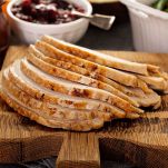 Una volta cotto, togliete il cappone dal brodo e tagliatelo a pezzi