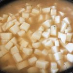 Zuppa di patate e porri aromatizzata ai porcini