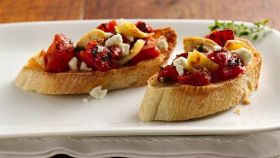 Bruschette con pomodori e feta