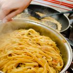 Condimento della pasta con il pesce
