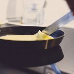 Padella con frittatina in cottura