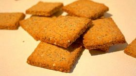 Crackers con semi di papavero e cipolle