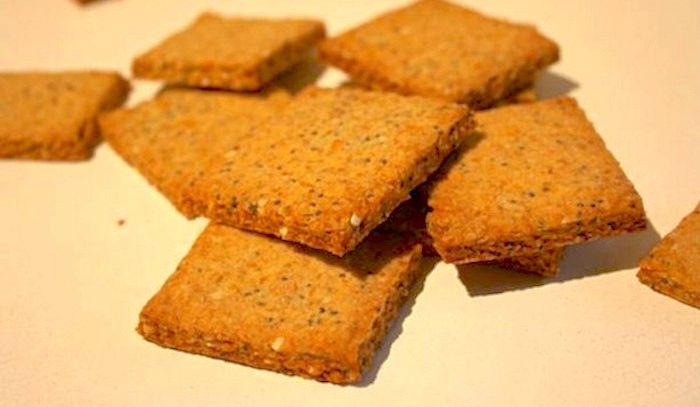 Crackers ai semi di papavero e cipolle
