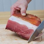 Crema di pane al parmigiano con speck tostato