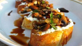 Crostini con gamberi e funghi