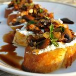Crostini con gamberi e funghi