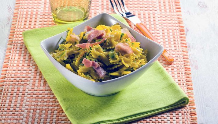 Farfalle zafferano, zucchine e speck