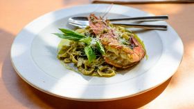 Fettuccine con pesce e pesto genovese