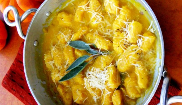 Gnocchi di patate con sugo di zucca