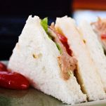 Tramezzini con tonno, pomodoro e lattuga