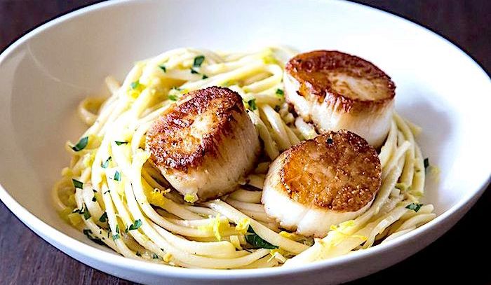 Linguine con capesante e limone