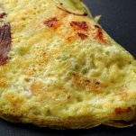 Mezzaluna di omelette pronta da mangiare