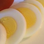 Panino con zucchine grigliate, uova e crudo