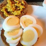 Panino con zucchine grigliate, uova e crudo