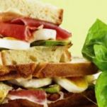 Panino con zucchine grigliate, uova e crudo
