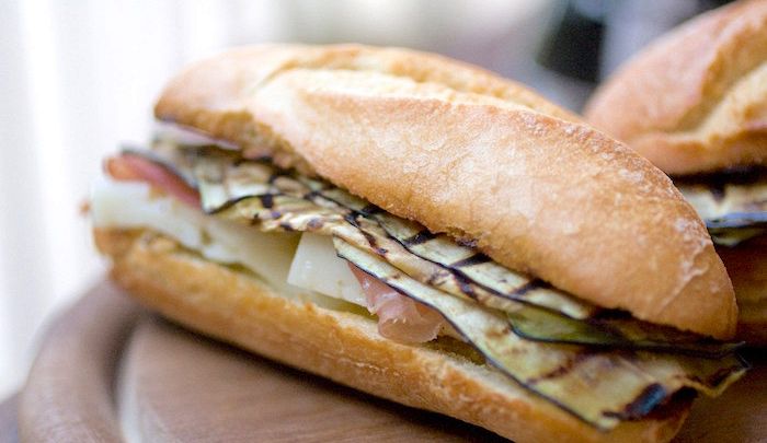 Panino con uovo, crudo e zucchine grigliate