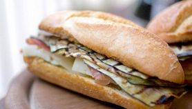 Panino con uovo, crudo e zucchine grigliate
