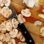 Patate e zucca al forno con funghi, cipolla e rosmarino