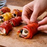 La preparazione degli involtini di peperoni