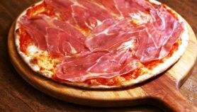 Pizza con prosciutto crudo