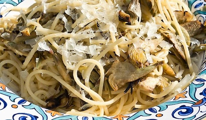 Spaghetti con carciofi e provola