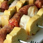 Spiedini misti di pollo e salsiccia