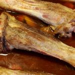 Stinco di vitello alle prugne