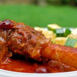 Stinco di vitello alle prugne