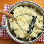 Timballo di patate farcito con funghi e polpettine