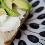 Tramezzino con fettine di avocado e robiola
