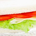 Primo piano di tramezzino con pomodoro e mozzarella