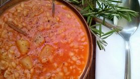 Zuppa di pomodoro e fagioli di Lima