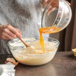 Aggiungere uova sbattute nello yogurt