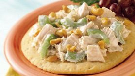 Insalata di pollo sedano noci su biscotto