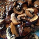 Bistecca con funghi e cipolle