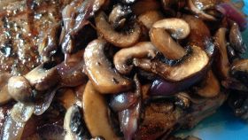 Bistecca con funghi e cipolle
