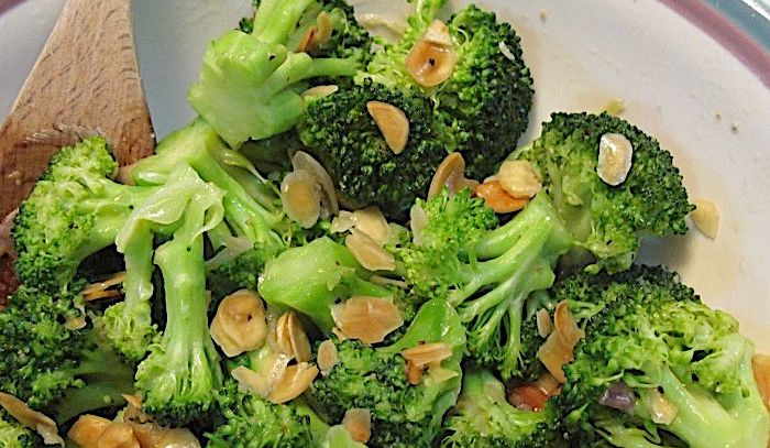 Broccoletti alle mandorle
