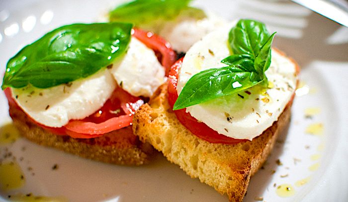 Bruschetta caprese