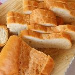 Bruschette saporite con verdure, acciughe e olive