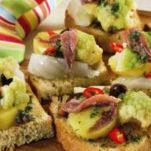 Bruschette saporite con verdure, acciughe e olive
