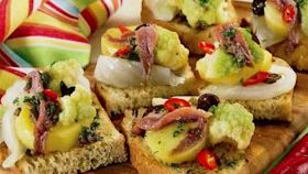 Bruschette con acciughe, verdure e olive