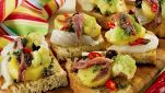 Bruschette con acciughe, verdure e olive
