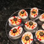 Bulbi oculari iniettati di sangue