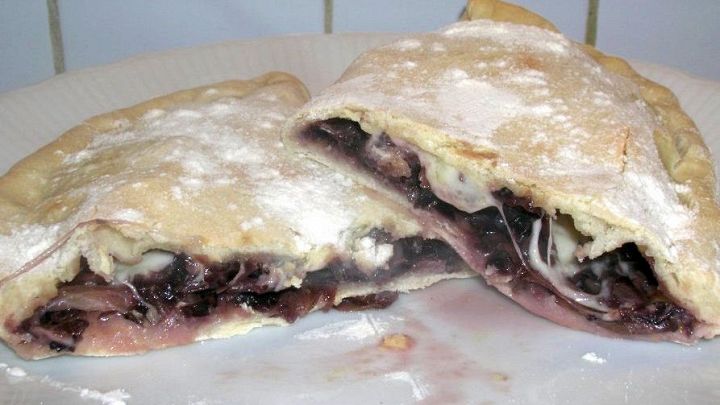Calzone con radicchio e scamorza affumicata
