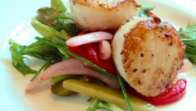 Capesante dorate su letto di verdure