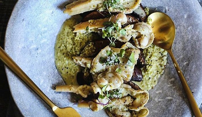 Capesante e vongole con mousse al pesto