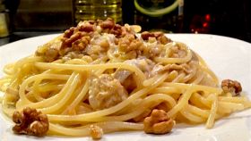 Carbonara finta con cipollotti noci e pere