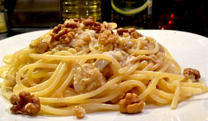 Carbonara finta con cipollotti noci e pere