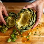 aprire i carciofi per farli alla brace